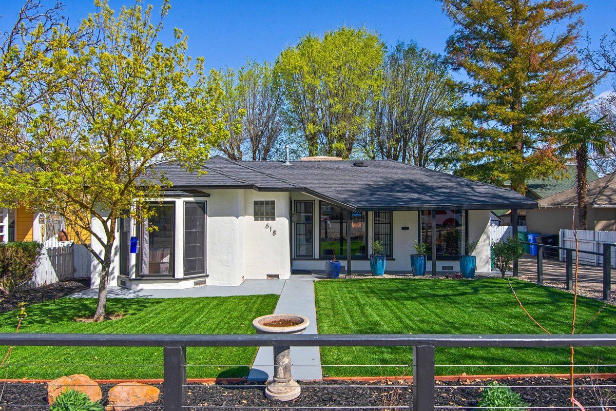 Midcentury Manor, a restored midcentury vacation rental on Oak Street five blocks from downtown Paso Robles
